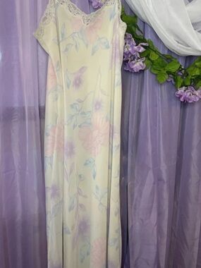 Beautiful Vintage Valerie stevens night gown.rare to find in good condition